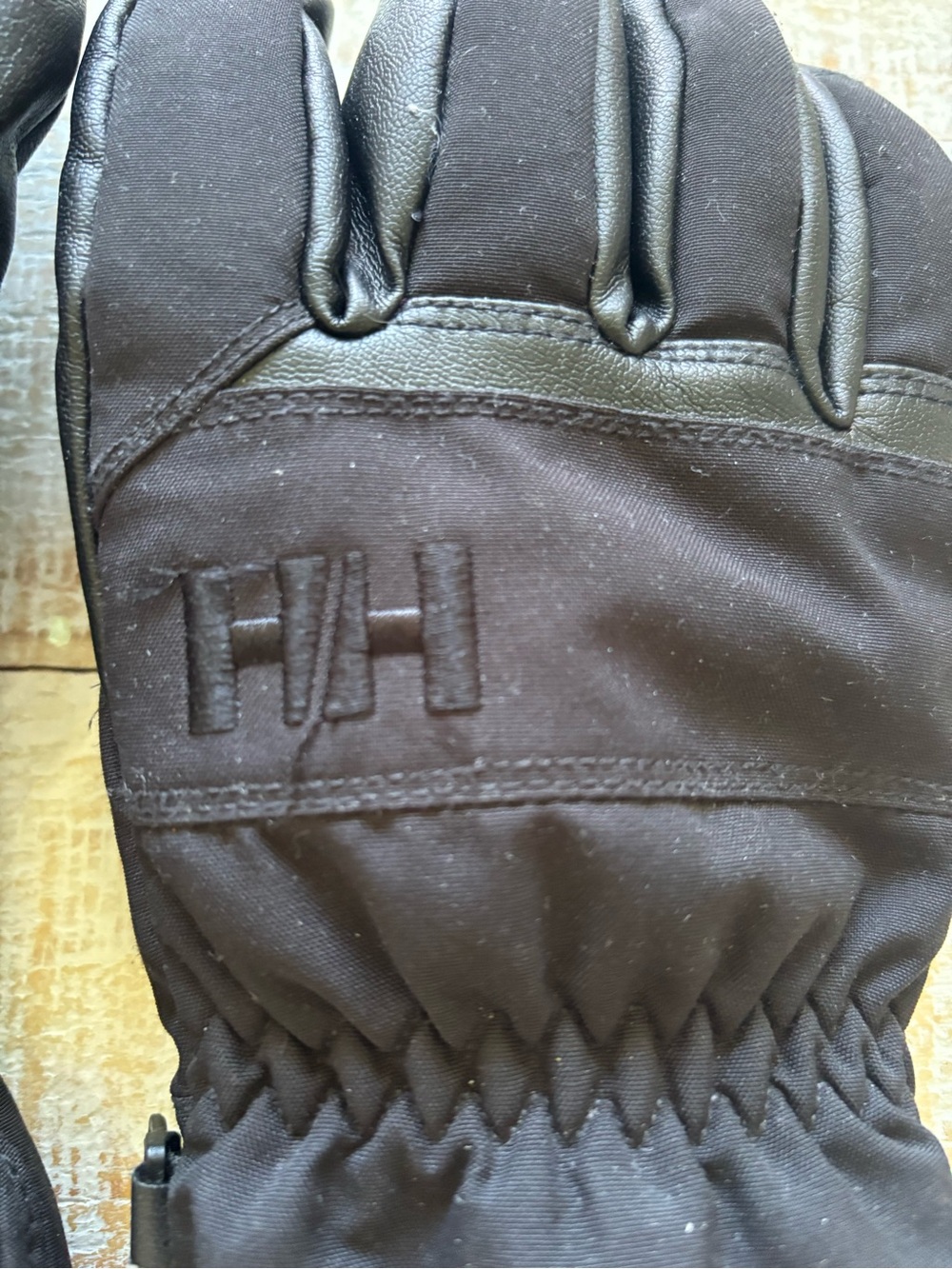 Helly Hansen Black Winter Ski Mittens with Wrist Leash - Picture 3 of 7